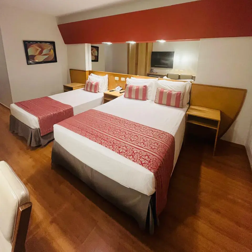 Scorial-quarto-triplo-deluxe-1-cama-de-casal-e-1-cama-de solteiro-01