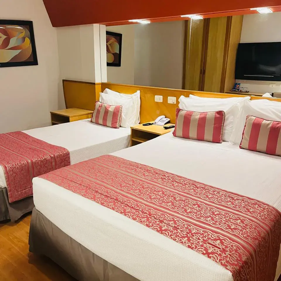 Scorial-quarto-triplo-deluxe-1-cama-de-casal-e-1-cama-de solteiro-03