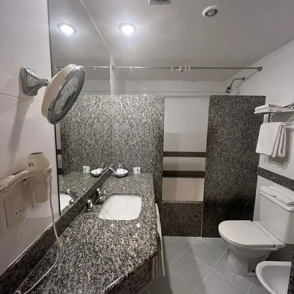 Scorial-quarto-triplo-deluxe-1-cama-de-casal-e-1-cama-de solteiro-05