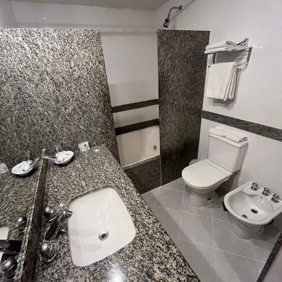 Scorial-quarto-triplo-deluxe-1-cama-de-casal-e-1-cama-de solteiro-06