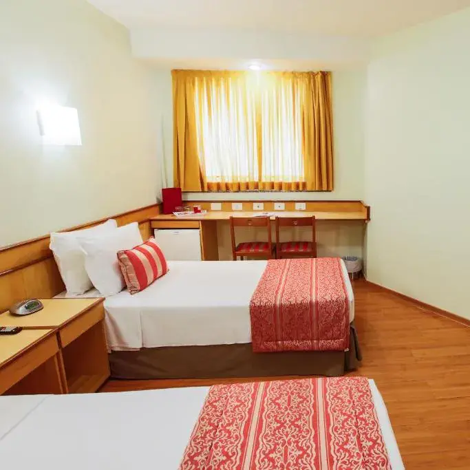 Scorial-quarto-triplo-standard-1-cama-de-casal-e-1-cama-de solteiro-02