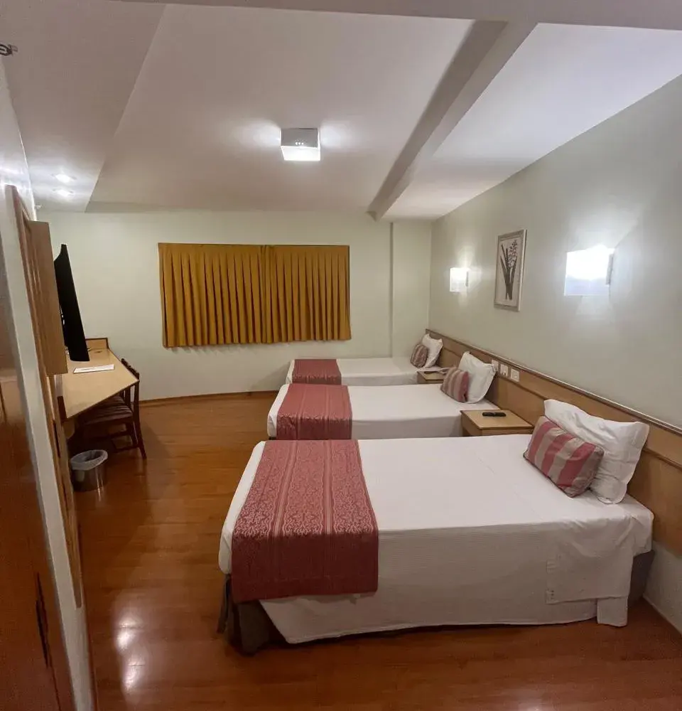 Scorial-quarto-triplo-standard-3-camas-de-solteiro-02