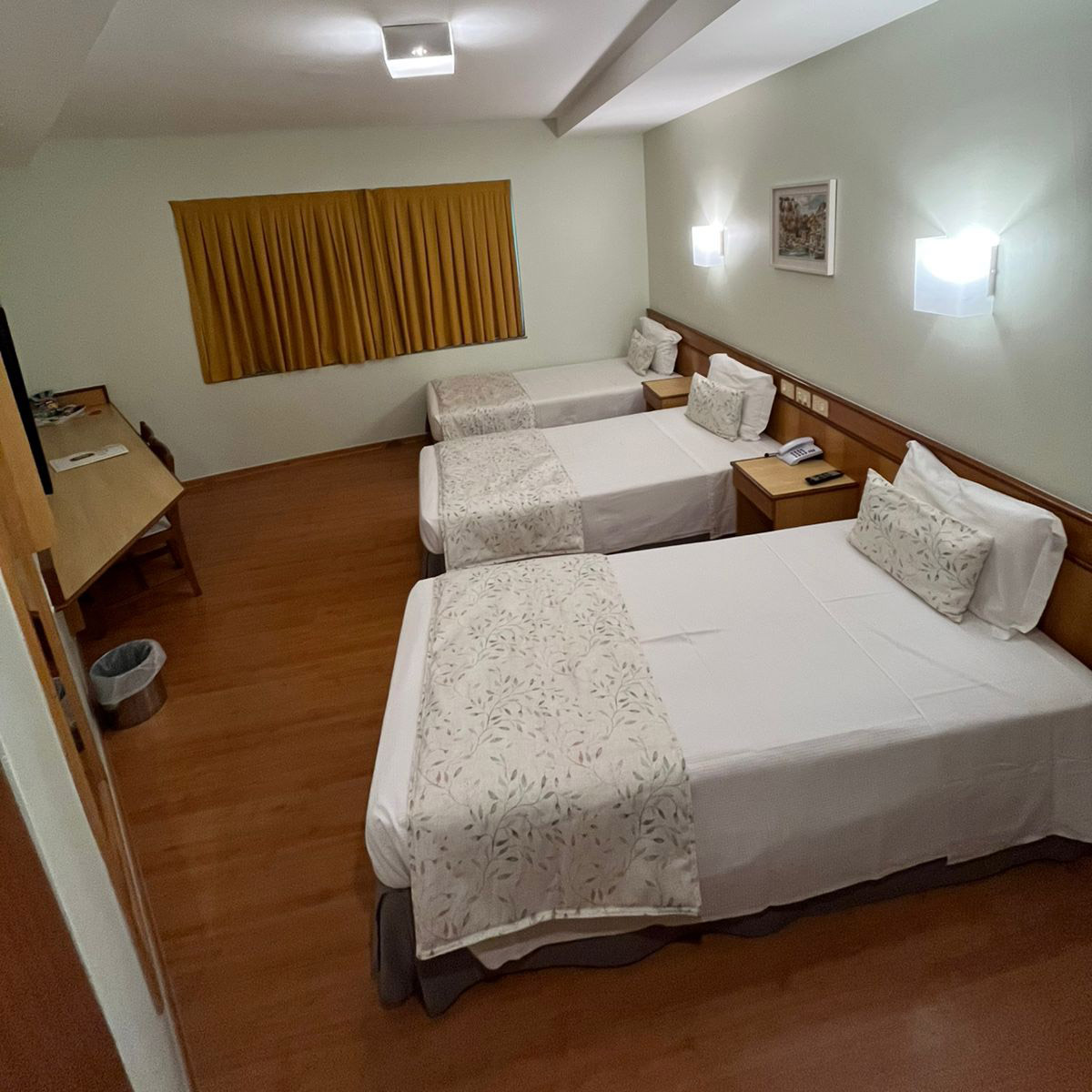 Scorial-quarto-triplo-standard-3-camas-de-solteiro-03