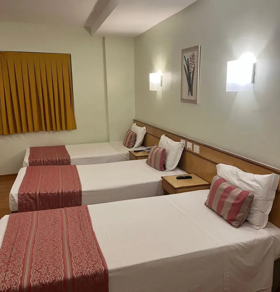 Scorial-quarto-triplo-standard-3-camas-de-solteiro-03