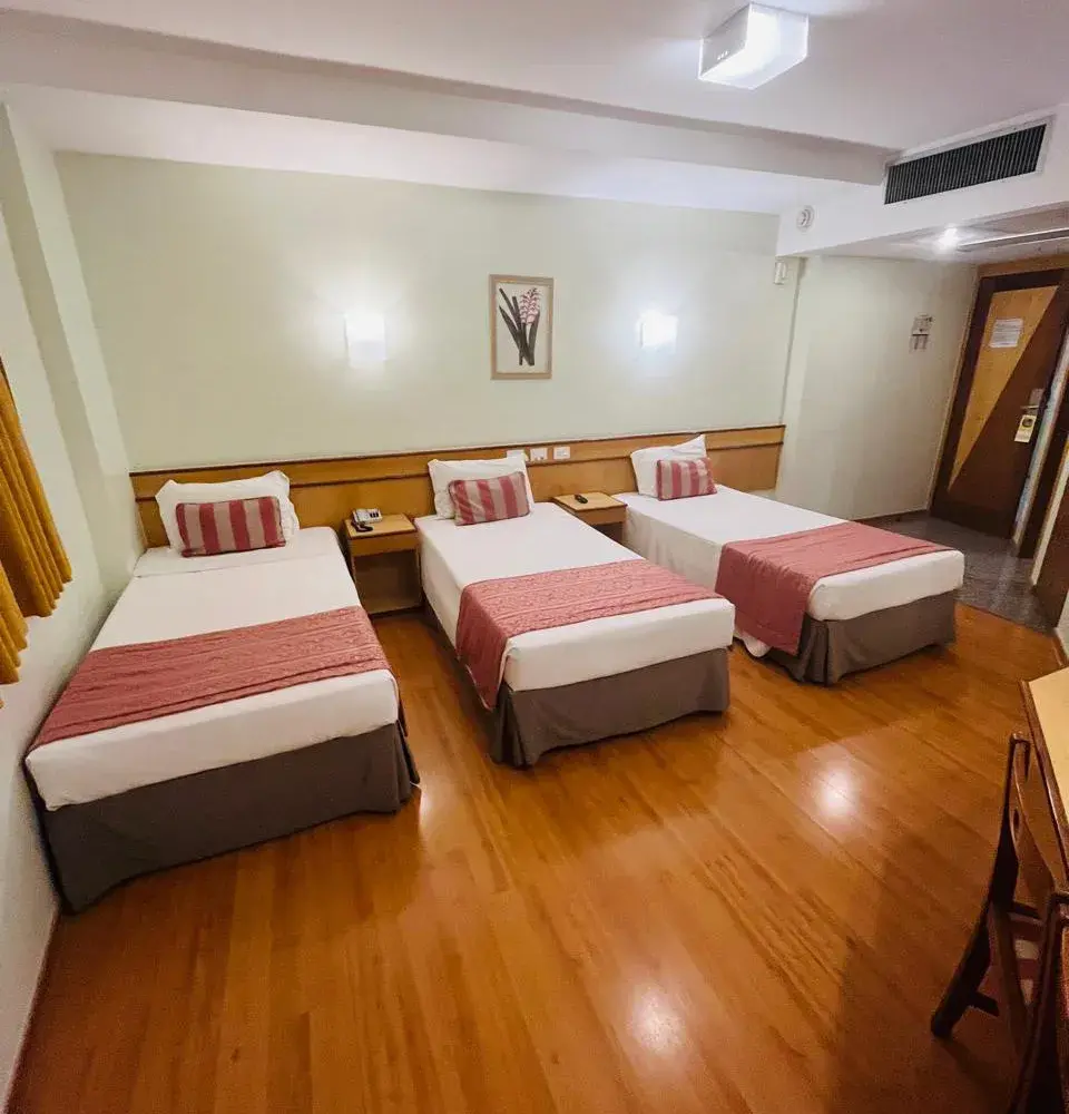 Scorial-quarto-triplo-standard-3-camas-de-solteiro-04